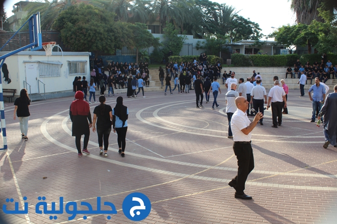 انتظام الدراسة في ثانوية جلجولية واستقبال الطلاب بالورود